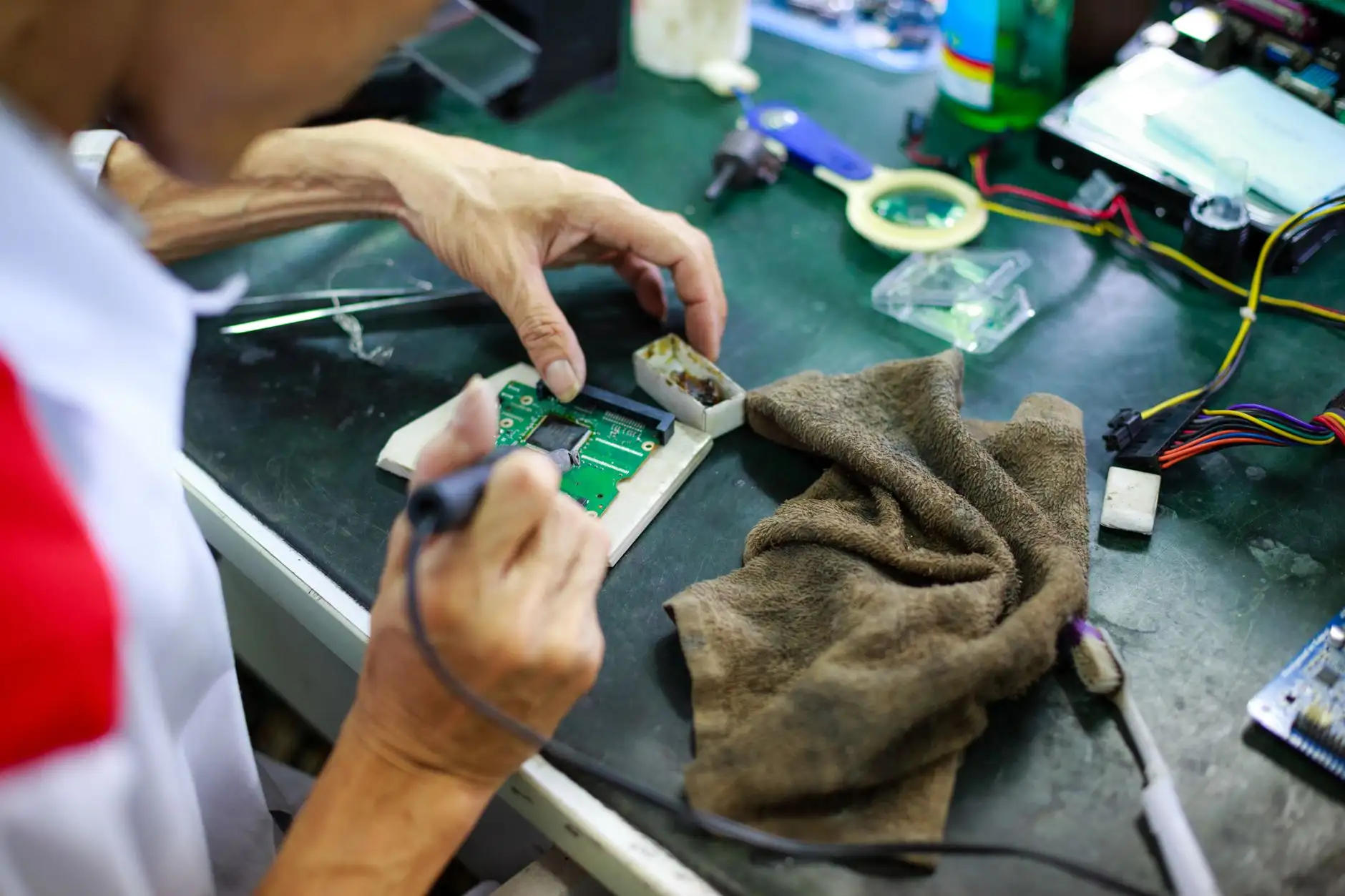广告标识标牌工程材料选择与耐久性对比分析