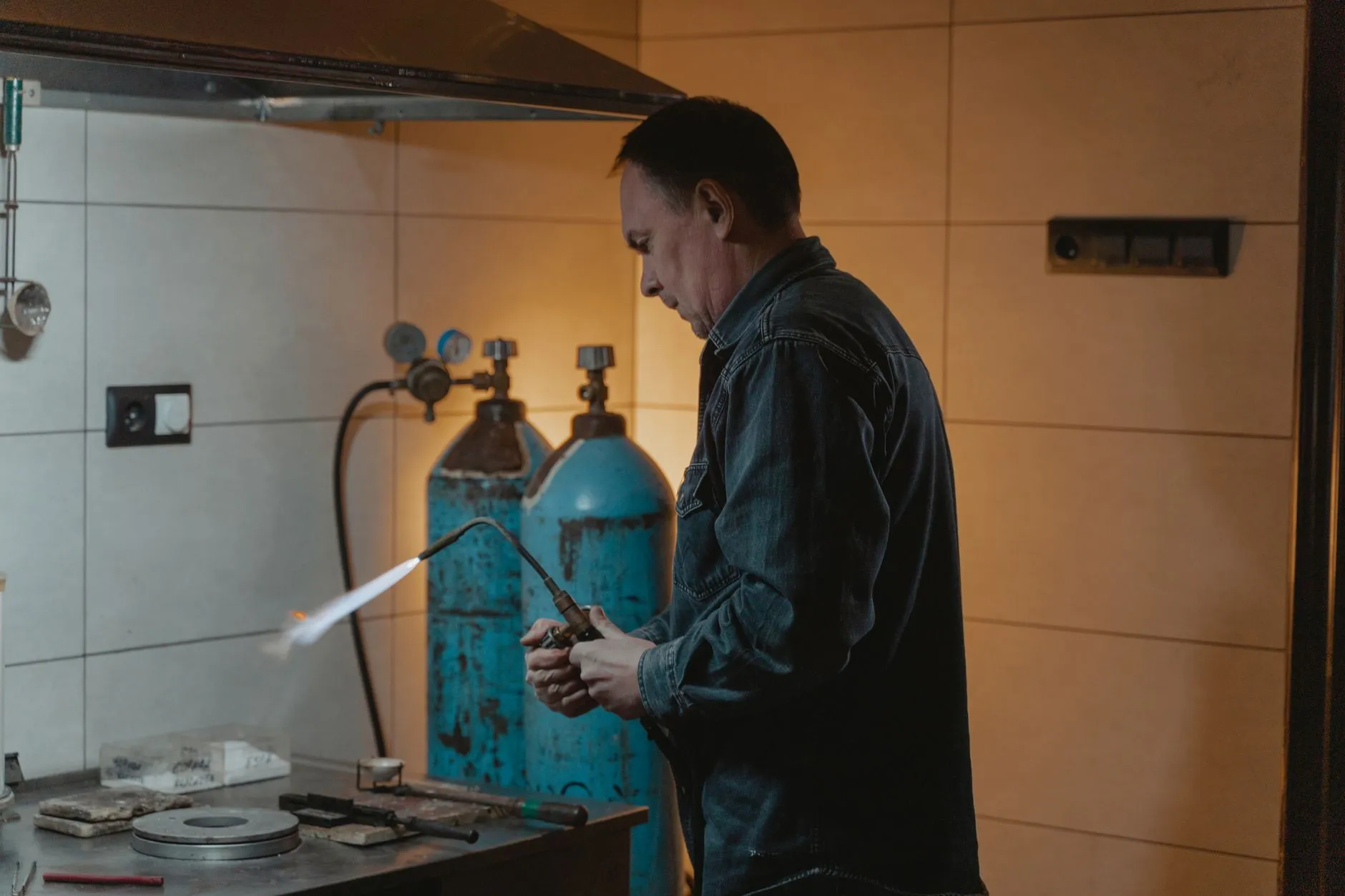 广告服务中标识标牌工程的材料选型与制作工艺解析